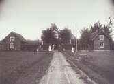 Familj framför hus, maj 1903