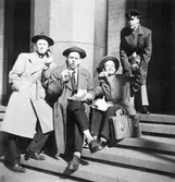 På trappan vid Konserthuset, 1951