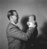 Man med baby, 1951