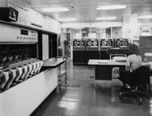 Postgirots dataanläggning med Sveriges första optiska läsare, IBM 1418 Optical Reader, t.v.

IBM 1410 Data Processing System:
IBM 1415 Console
IBM 1411 Processing Unit
IBM 729 Magnetic Tape Units
IBM 1414 Input / Output Synchronizer