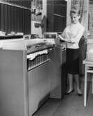 Hålkorten sorteras i IBM 83 Card Sorter. Mekanisk sortering. Kom ut på marknaden 1955. Sorterade 1000 kort/minut.