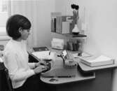 Korrespondensavdelningen. En av de 15 damer som skötte korrespondensen. Facit skrivmaskin och Nobö specialbord med vinkel, samt höj- och sänkbart, det första i sitt slag.