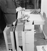 Ljusgården. Öppning av de bruna kuverten med elektrisk skärmaskin.