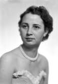 Kvinna med pärlhalsband, 1950-tal