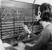 Centralposthusets telefonväxel, belägen i våningen 1 trappa, med entrén från Mäster Samuelsgatan 64. Växeln betjänas av ett stort antal damer som bl a kopplar samtal till postgirot.