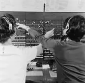 Centralposthusets telefonväxel, belägen i våningen 1 trappa, med entrén från Mäster Samuelsgatan 64. Växeln betjänas av ett stort antal damer som bl a kopplar samtal till postgirot.