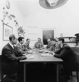 Girobokföringens ledning. Veckomöte hos chefen för girobokföringen.
Fr v Rune Gustafsson, ?, Gösta Gustafsson, Erik Eronn, Lars Hidell,
Lennart Siljeströmer, Bo Hellemarck.
