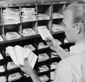 Ljusgården. Sortering av avgående brev med kontoutdrag.