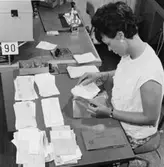 Girobokföringen. Postöppning, sortering av bruna kuvertets innehåll.