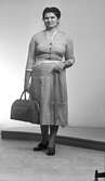 Kvinna med väska, 1958-01-04