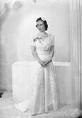 Dam i vit klänning, 1940-tal