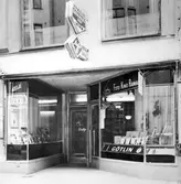 Skyltfönster till Götlins fotografiska, 1950-tal