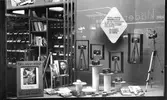Skyltfönster till Götlins fotografiska, 1950-tal