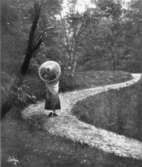 På promenad, 1928