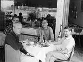 Män vid matbord,Bienale; Samma bild som PHO_215_1040