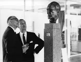 Skulptur och porträtt av en okänd person.