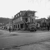 Rivning av Martin Johanssons Musikhandel i korsningen Rosenborgsgatan - Jönköpingsvägen i Huskvarna den 24 januari 1964.