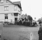 Barn står och köar till Gustavssons Konditori i Huskvarna år 1957.