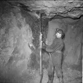 MINDRE MOTORDRIVEN BORRMASKIN PROVKÖRES, BORRNING I TAK I GRUVA