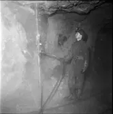 MINDRE MOTORDRIVEN BORRMASKIN PROVKÖRES, BORRNING I TAK I GRUVA