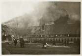 Tändsticksfabriken brinner, Växjö i maj 1922.
Några nyfikna skolpojkar har samlats.