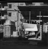 TRAPPSTÄDNING, BADKAR STAPLADE PÅ BYGGNADSPLATS
INTERIÖR