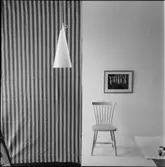 TAKARMATUR OMFOTO, UPPSTÄLLNING MED STOL, RANDIGT TYG OCH TAVLA