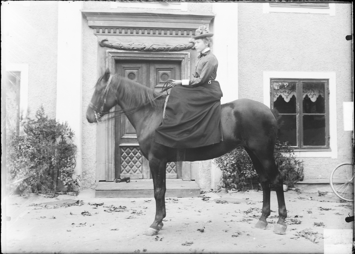 Johan Lundin, Woman on Horse, Hallkveds Manor