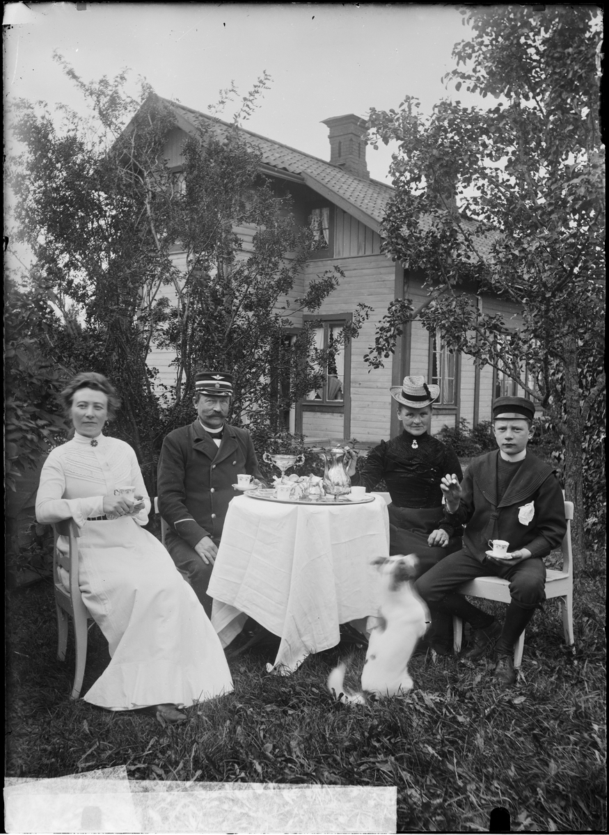 Johan Lundin, Augusta Lundin, the stint Per August Svensson, his wife Eva Karolina Pettersson and their son August Natanael at the coffee table in the garden