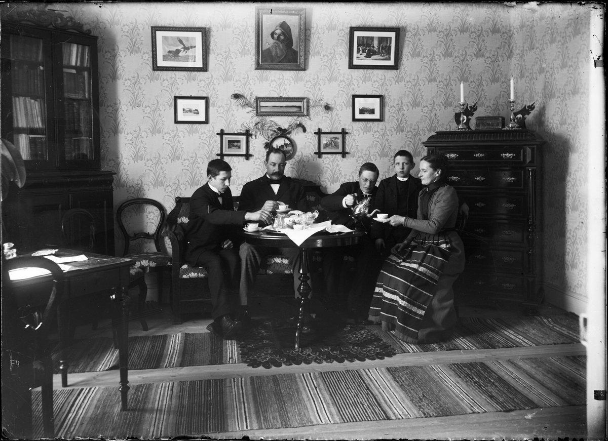 Johan Lundin, The Henriksson family around the coffee table in the final room, Skolgården