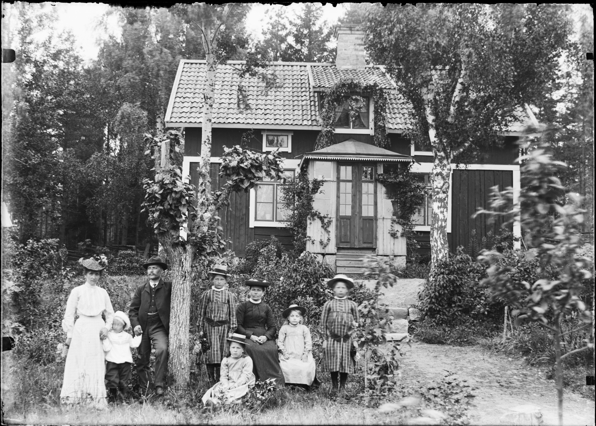 Johan Lundin, Family in front of residential building, Funbo parish, Uppland