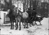 Två män åker släde efter häst vid Marielunds herrgård