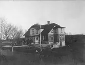 Gård på Lyngås, Onsala. Mangårdsbyggnad. Ett hästekipage står på gårdsplanen framför trappan. Eftersom övervåningens fasad ännu är omålad kan den, liksom verandan, antas nyligen vara till- och påbyggda.