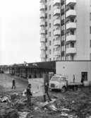 Huskvarnas glasmästeri är ute och leverera glas år 1963.