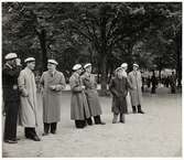 Studentjubileum i Växjö. 1940-tal.
Några gamla studenter har samlats på skolgården till läroverket.