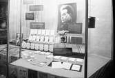 Skyltfönster till Rohloffs bokhandel, april 1958