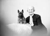 Fru Lisa Lindberg med hund, 1933