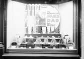 Skyltfönster till Lindells hattaffär, 1933