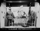 Utställning om försvarslån i Hjalmar Petterssons herrekiperingsaffär, 1941
