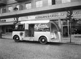 Livsmedelsbuss utanför Normans bilaffär, 1939