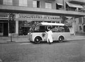 Livsmedelsbuss utanför Normans bilfirma, 1939