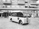 Livsmedelsbuss utanför normans bilaffär, 1939