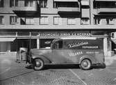 Vatubil utanför Normans bilaffär, 1941