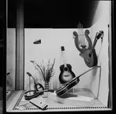 Skyltfönster hos Förenade Musikhandeln, 1943