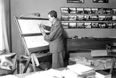 Man vid ritningsbord på Armerad betong, 1940-tal