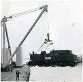 Västerås, Munkängen.
Provlyft med Derrikkran, 1964.