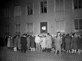 Filmvisning utanför Örebro sparbank, 1940-tal