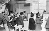 Insättning på Örebro sparbank, december 1941
