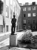 Staty utanför Örebro sparbank, 1940-tal