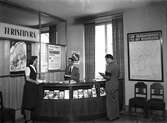 Turistbyrån i sparbankens vestibul, 1941